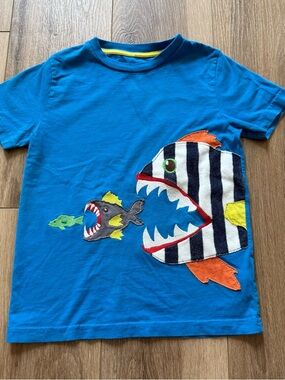 Mini Boden Blue Kids Shark Appliqué Tee with Striped Fish size 6/7